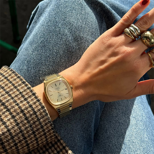 【TIMEX】ブラウン管TVをかたどったシェイプが特徴のモデルにゴールドタイプが仲間入り!