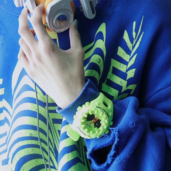 ネオンイエロー