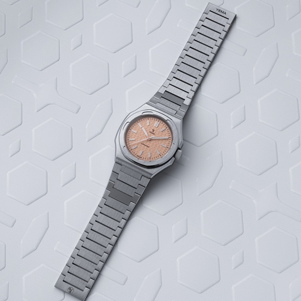 サーモンピンク